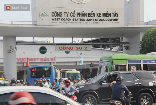 Sài Gòn ùn tắc khắp các ngả đường, Hà Nội vắng vẻ do người dân tranh thủ về quê ăn Tết từ trước - Ảnh 1.