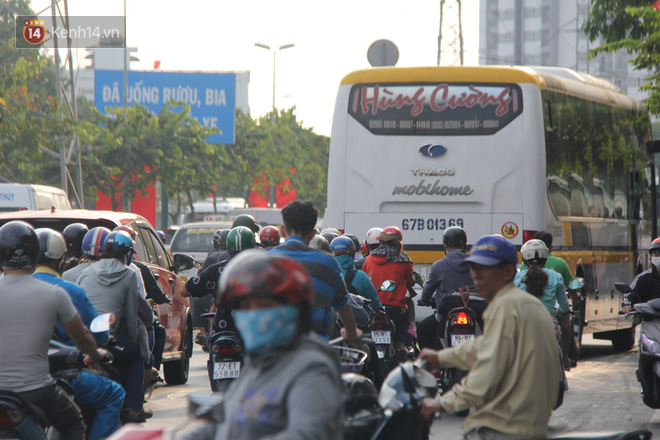 Sài Gòn ùn tắc khắp các ngả đường, Hà Nội vắng vẻ do người dân tranh thủ về quê ăn Tết từ trước - Ảnh 4.