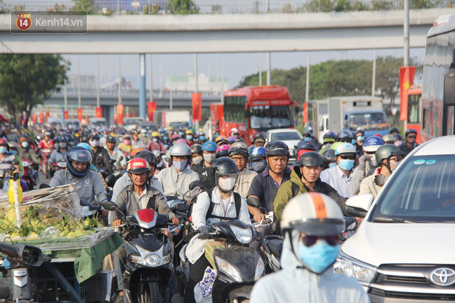 Sài Gòn ùn tắc khắp các ngả đường, Hà Nội vắng vẻ do người dân tranh thủ về quê ăn Tết từ trước - Ảnh 5.