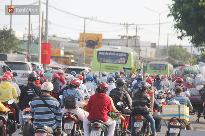 Sài Gòn ùn tắc khắp các ngả đường, Hà Nội vắng vẻ do người dân tranh thủ về quê ăn Tết từ trước - Ảnh 8.