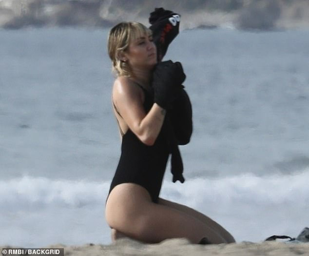 Khung cảnh bỏng mắt đầu năm: Miley Cyrus và bạn trái kém tuổi rủ nhau ra biển, cởi giữa ban ngày ban mặt - Ảnh 3.
