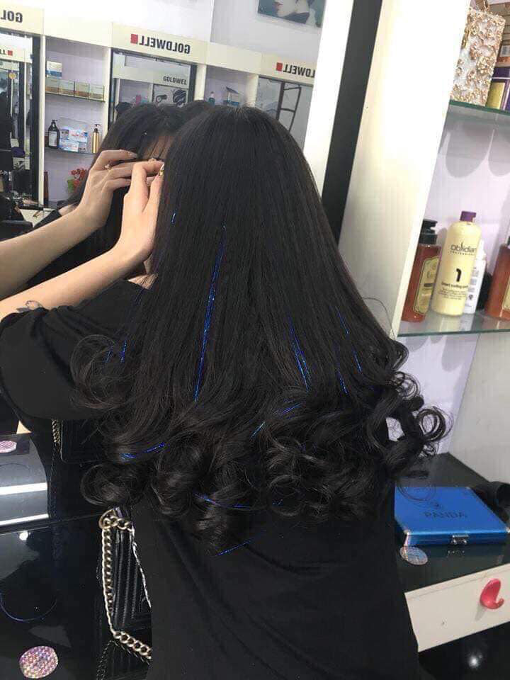 Rộ dịch vụ nối t&oacute;c kim tuyến, gi&uacute;p c&aacute;c chị em tr&ocirc;ng cực ăn chơi m&agrave; kh&ocirc;ng phải cực khổ chờ chục tiếng ở ngo&agrave;i tiệm - Ảnh 2.