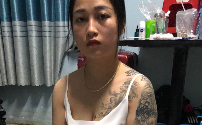 Cô gái xăm trổ ở ngực và tay bị bắt khi bán ma túy cho khách trong quán karaoke - Ảnh 1.
