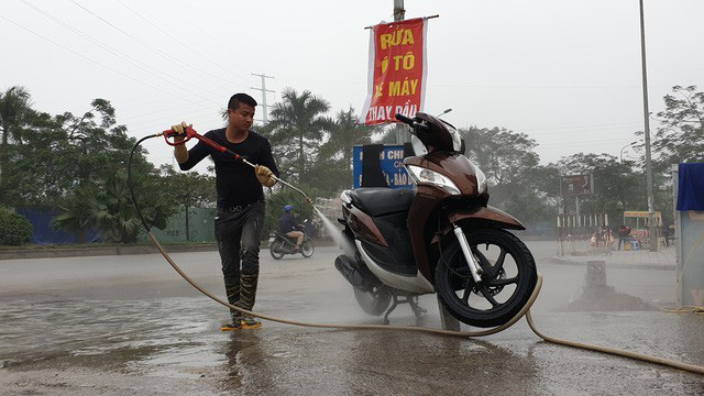  Nhiều dịch vụ đột ngột tăng giá gấp 6 lần dịp Tết, người dân “cắn răng” chấp nhận  - Ảnh 2.