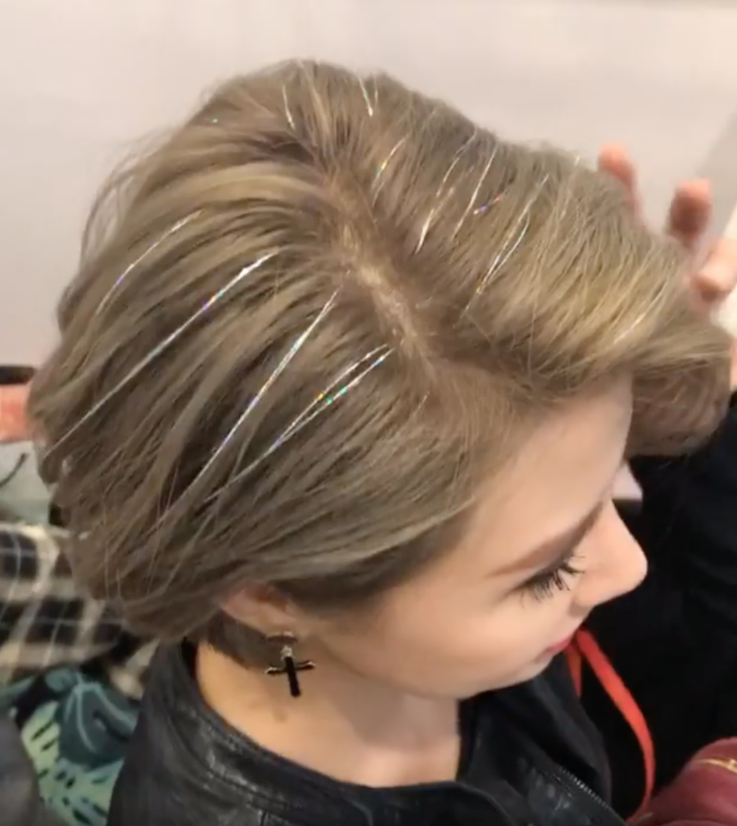 Rộ dịch vụ nối t&oacute;c kim tuyến, gi&uacute;p c&aacute;c chị em tr&ocirc;ng cực ăn chơi m&agrave; kh&ocirc;ng phải cực khổ chờ chục tiếng ở ngo&agrave;i tiệm - Ảnh 4.