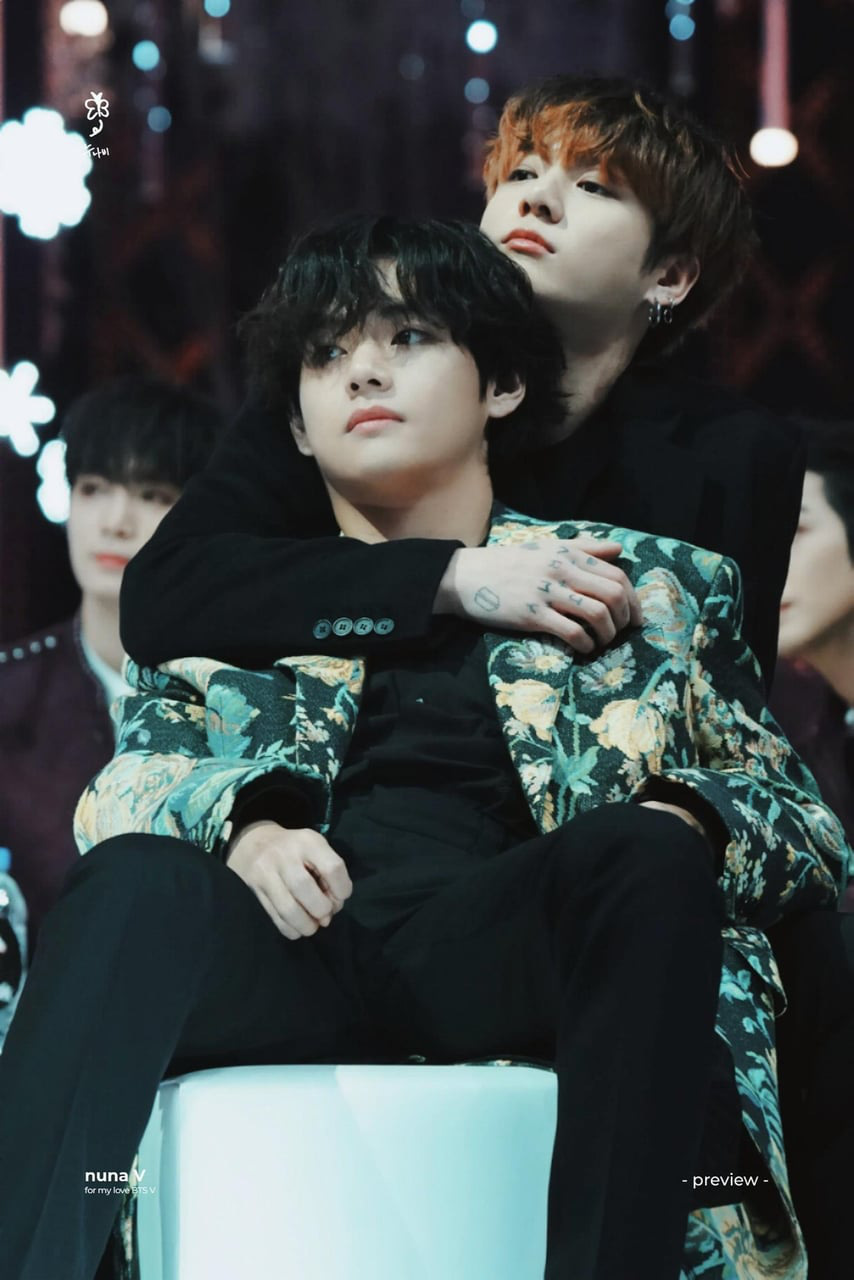 Fan lại “điên đảo” trước khoảnh khắc “mờ ám” của cặp Jungkook và V (BTS ...