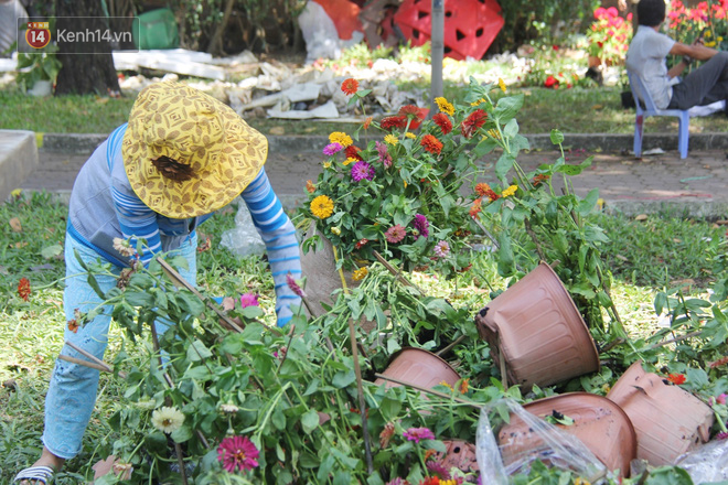 Sau khi tiểu thương ở Sài Gòn đập chậu, ném hoa vào thùng rác, nhiều người tranh thủ chạy đến hôi hoa - Ảnh 7.