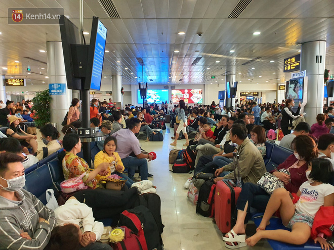 Nỗi ám ảnh chiều 30 Tết ở sân bay Tân Sơn Nhất: Nhiều chuyến bay delay, hàng ngàn người nằm vật vờ chờ đợi - Ảnh 12.
