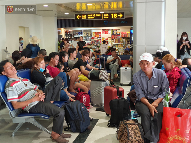Nỗi ám ảnh chiều 30 Tết ở sân bay Tân Sơn Nhất: Nhiều chuyến bay delay, hàng ngàn người nằm vật vờ chờ đợi - Ảnh 6.