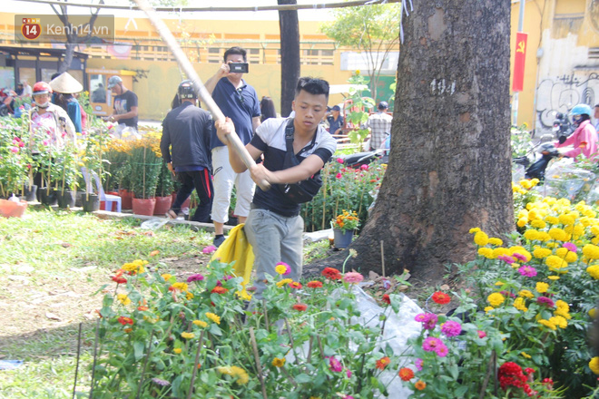 Đại hạ giá vẫn không hết, tiểu thương Sài Gòn thẳng tay đập chậu, chặt gốc hoa chứ quyết không để người dân hôi hoa trưa 30 Tết - Ảnh 4.