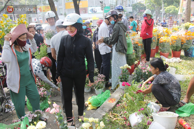 Sau khi tiểu thương ở Sài Gòn đập chậu, ném hoa vào thùng rác, nhiều người tranh thủ chạy đến hôi hoa - Ảnh 11.