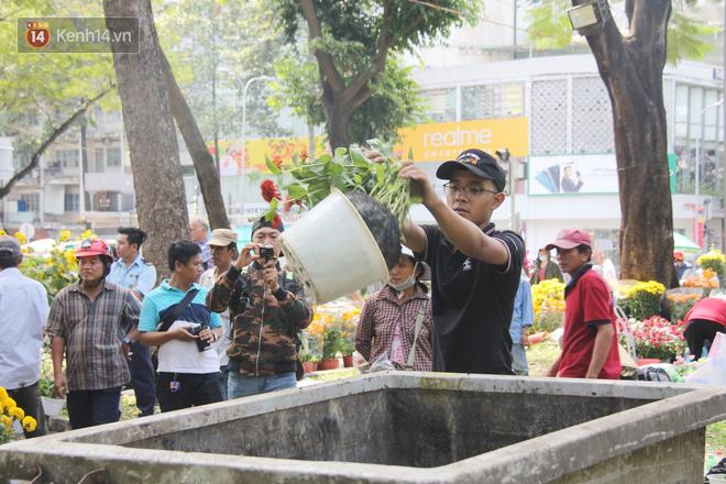 Đại hạ giá vẫn không hết, tiểu thương Sài Gòn thẳng tay đập chậu, chặt gốc hoa chứ quyết không để người dân hôi hoa trưa 30 Tết - Ảnh 7.