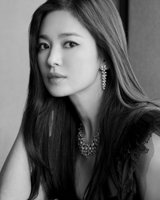 Song Hye Kyo leo top Naver khi chia sẻ ảnh đón Tết độc thân đầu tiên sau khi ly hôn Song Joong Ki - Ảnh 2.