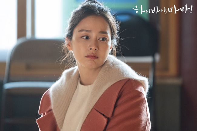 Kim Tae Hee trong phim mới: 40 tuổi mà như “lão hóa ngược” về những năm đôi mươi nhờ kết thân với kiểu tóc búi củ tỏi - Ảnh 3.