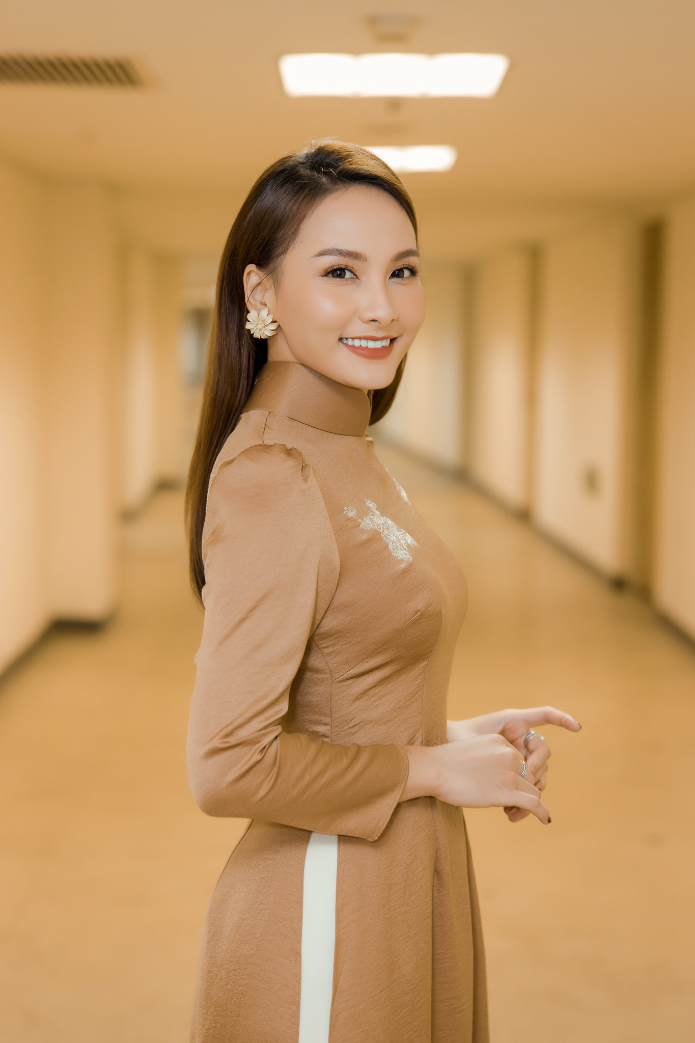 Cùng với các người đẹp Việt, dàn hậu cung VTV cũng khoe sắc trong những tà áo dài duyên dáng đón Xuân về - Ảnh 4.