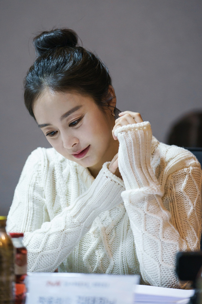 Kim Tae Hee trong phim mới: 40 tuổi mà như “lão hóa ngược” về những năm đôi mươi nhờ kết thân với kiểu tóc búi củ tỏi - Ảnh 4.