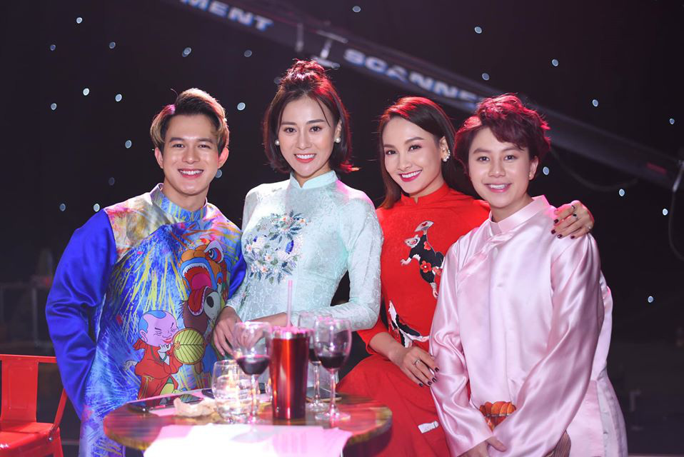 Cùng với các người đẹp Việt, dàn hậu cung VTV cũng khoe sắc trong những tà áo dài duyên dáng đón Xuân về - Ảnh 7.