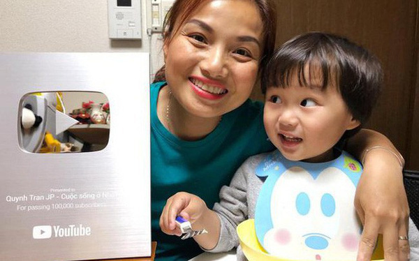Tin vui cuối năm: Lần đầu tiên mẹ con Quỳnh Trần - bé Sa được xuất hiện trên báo Nhật Bản, dân tình phấn khởi dù… chẳng hiểu gì - Ảnh 3.