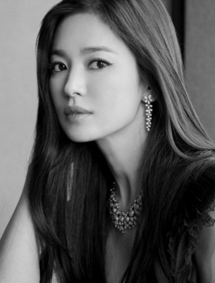 Song Hye Kyo leo top Naver khi chia sẻ ảnh đón Tết độc thân đầu tiên sau khi ly hôn Song Joong Ki