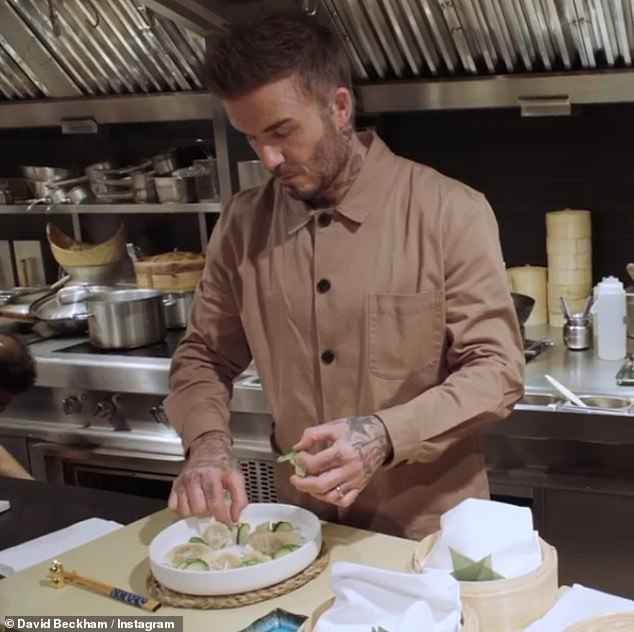David Beckham bất ngờ vào bếp làm sủi cảo để chúc mừng Tết Nguyên Đán: Chiều fan châu Á đến thế là cùng! - Ảnh 1.