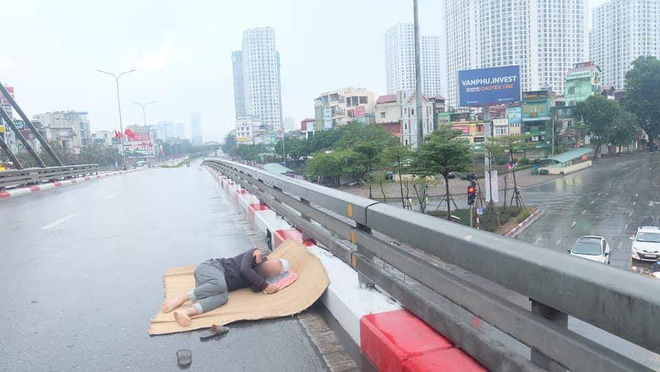 Ngán ngẩm hình ảnh người đàn ông trải chiếu ra giữa phố Hà Nội để nằm checkin ngay giữa trưa mùng 1 Tết - Ảnh 3.