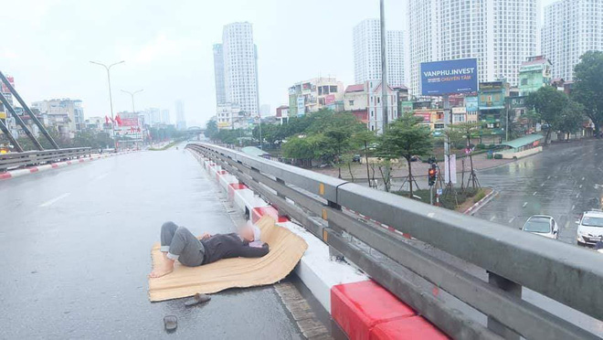 Ngán ngẩm hình ảnh người đàn ông trải chiếu ra giữa phố Hà Nội để nằm checkin ngay giữa trưa mùng 1 Tết - Ảnh 2.