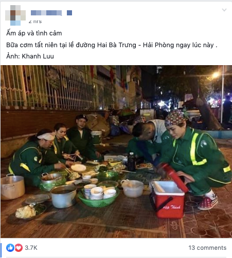 Xúc động hình ảnh bữa cơm tất niên chớp nhoáng ngay ngoài đường phố của các chị lao công tối 30 Tết - Ảnh 1.