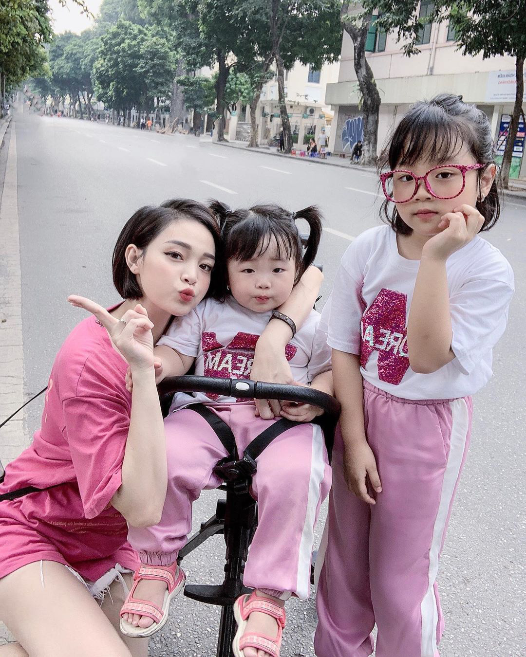 Mina Phạm và Ngọc Mon: 2 hot mom đã ngoài 30 nhưng vẫn lên đồ cực xì tin xì khói cùng nhóc tì sành điệu - Ảnh 2.