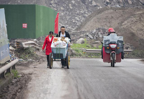  Đi bộ 2000km, ngủ dưới gầm cầu và chuồng bò trong 2 tháng để về quê ăn Tết, cặp vợ chồng bất cẩn nổi tiếng với gần 200 nghìn người hâm mộ  - Ảnh 2.