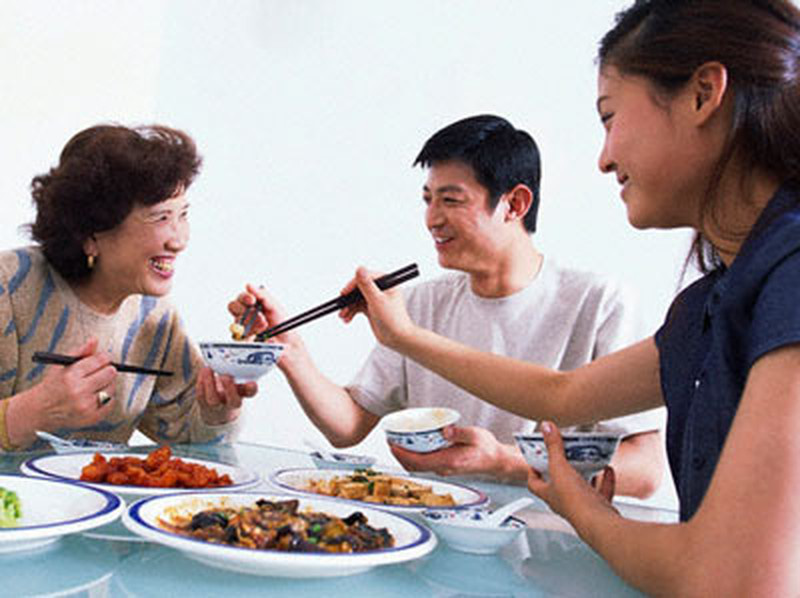 Một người bị bệnh, cả nhà bị lây: 3 việc cần làm trong bữa ăn ngày Tết để ngăn ngừa nhiễm trùng ung thư dạ dày - Ảnh 2.