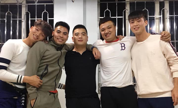 M&ugrave;ng 2 Tết gặp Ph&iacute; Minh Long: G&atilde; thủ m&ocirc;n bị Xu&acirc;n Trường mi&ecirc;u tả l&agrave; đi&ecirc;n su&yacute;t trở th&agrave;nh kỳ thủ cờ tướng v&agrave; chuyện t&aacute;n đổ em g&aacute;i đội trưởng - Ảnh 2.