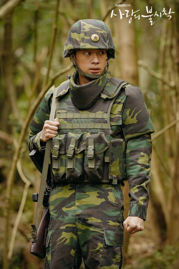 Há hốc trước ảnh tạp chí của anh lính khiến Hyun Bin ghen đỏ mắt trong Crash Landing On You: Ai ngờ bảnh thế! - Ảnh 5.