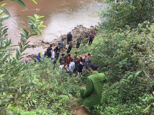 Lào Cai: Phát hiện thi thể nữ giới vùi bên bờ suối thò một cánh tay khỏi mặt đất - Ảnh 2.