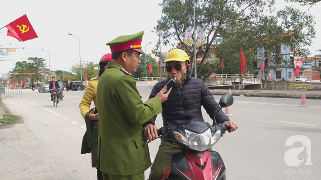 Ninh B&igrave;nh: Chồng tr&oacute;t uống ly bia bị tạm giữ xe m&aacute;y, phải thu&ecirc; xe cho vợ con về - Ảnh 12.