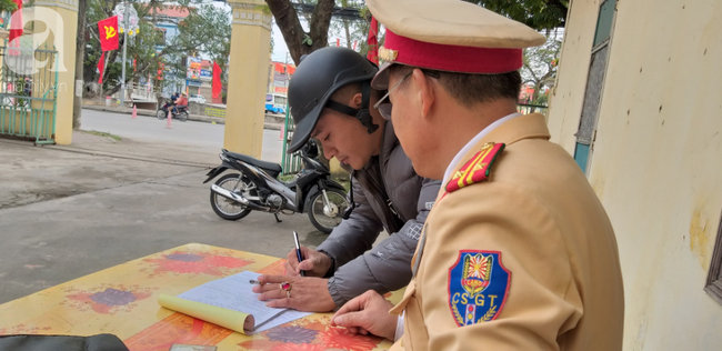 Ninh B&igrave;nh: Chồng tr&oacute;t uống ly bia bị tạm giữ xe m&aacute;y, phải thu&ecirc; xe cho vợ con về - Ảnh 16.