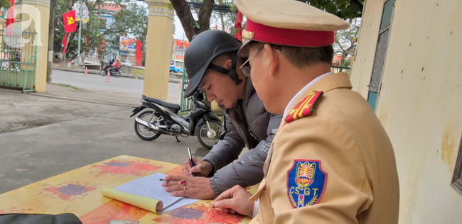 Ninh Bình: Chồng trót uống ly bia bị tạm giữ xe máy, phải thuê xe cho vợ con về - Ảnh 16.