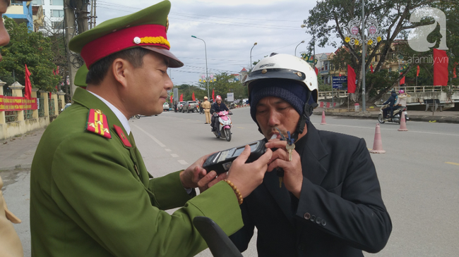 Ninh B&igrave;nh: Chồng tr&oacute;t uống ly bia bị tạm giữ xe m&aacute;y, phải thu&ecirc; xe cho vợ con về - Ảnh 6.