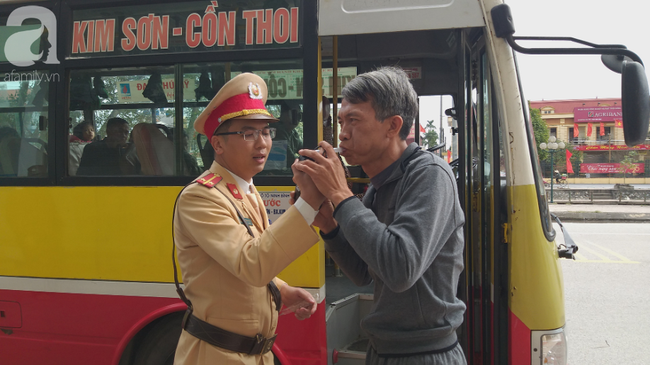 Ninh B&igrave;nh: Chồng tr&oacute;t uống ly bia bị tạm giữ xe m&aacute;y, phải thu&ecirc; xe cho vợ con về - Ảnh 8.