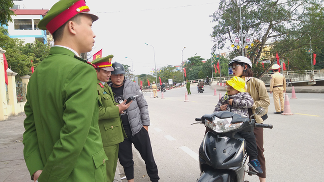Ninh Bình: Chồng trót uống ly bia bị tạm giữ xe máy, phải thuê xe cho vợ con về - Ảnh 9.