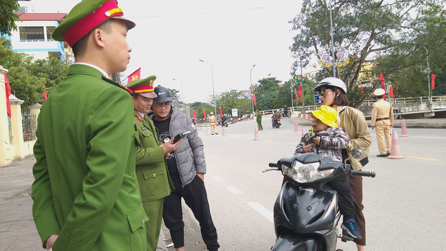 Ninh B&igrave;nh: Chồng tr&oacute;t uống ly bia bị tạm giữ xe m&aacute;y, phải thu&ecirc; xe cho vợ con về - Ảnh 9.
