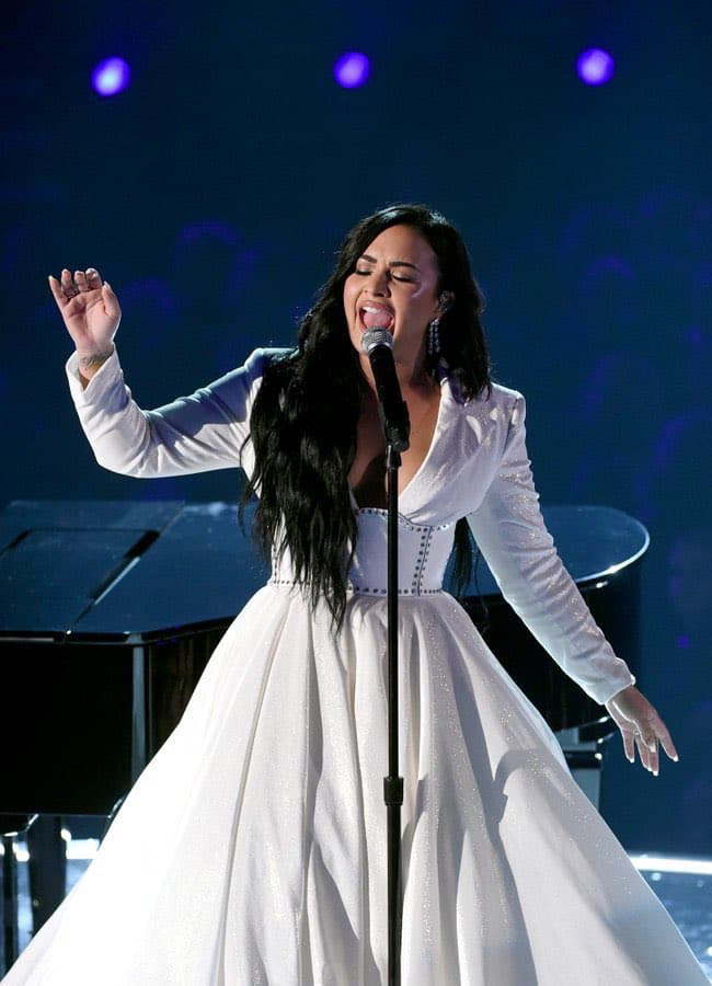 Demi Lovato trình diễn đẫm nước mắt trong màn tái xuất tại Grammy 2020, cả khán đài đứng dậy vỗ tay không ngớt - Ảnh 6.