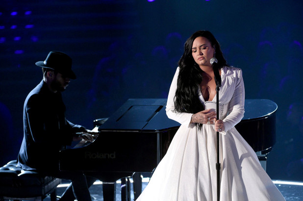 Demi Lovato trình diễn đẫm nước mắt trong màn tái xuất tại Grammy 2020, cả khán đài đứng dậy vỗ tay không ngớt - Ảnh 1.