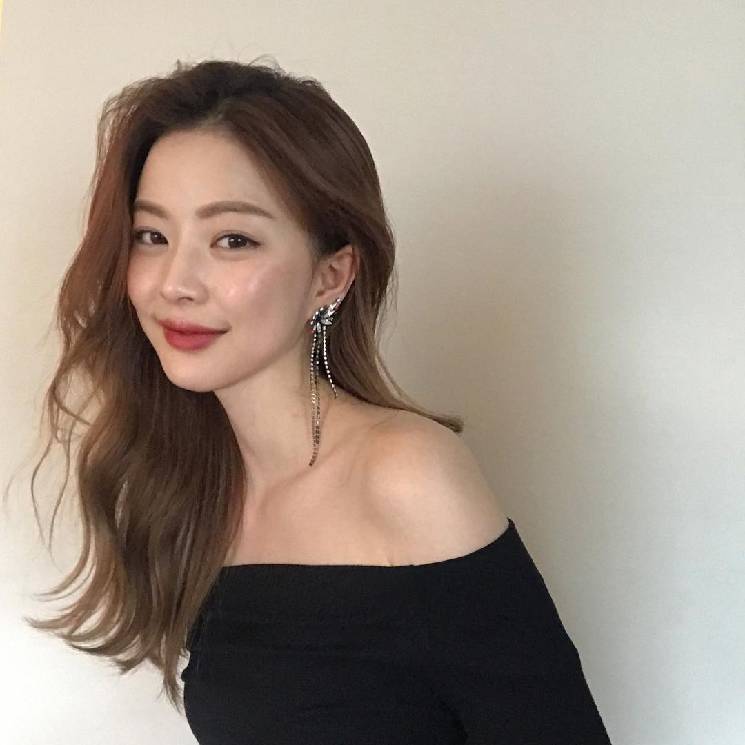 4 biến tấu cho t&oacute;c x&otilde;a d&agrave;i bớt nhạt v&agrave; từ giờ đến hết Tết, bạn sẽ đẹp xinh kh&ocirc;ng h&ocirc;m n&agrave;o giống h&ocirc;m n&agrave;o - Ảnh 4.