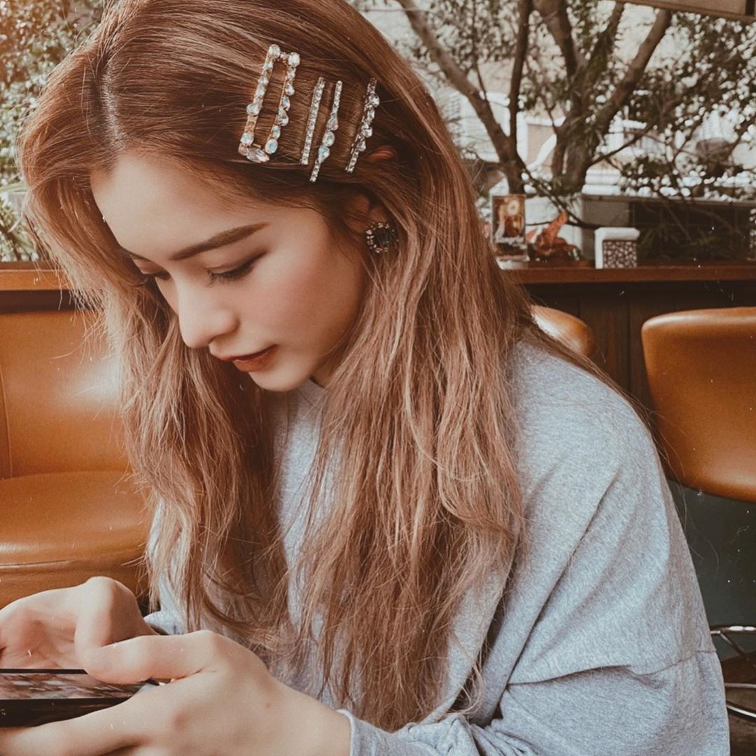 4 biến tấu cho t&oacute;c x&otilde;a d&agrave;i bớt nhạt v&agrave; từ giờ đến hết Tết, bạn sẽ đẹp xinh kh&ocirc;ng h&ocirc;m n&agrave;o giống h&ocirc;m n&agrave;o - Ảnh 10.