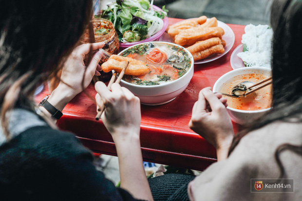 Câu chuyện đi ăn ngày Tết có phụ thu khiến nhiều người tranh cãi: người mua - kẻ bán ai cũng có cái lý của mình - Ảnh 1.