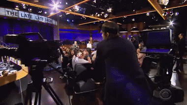 Anh ch&agrave;ng mặc &aacute;o kho&aacute;c da m&agrave;u đen Jungkook (BTS) được khen ngợi khi... chơi trốn t&igrave;m tr&ecirc;n talkshow Mỹ - Ảnh 7.