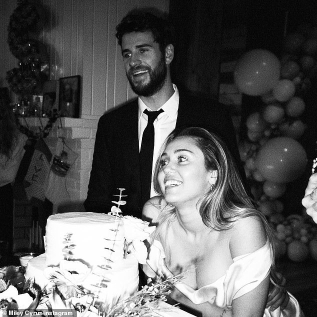 Miley Cyrus và Liam cuối cùng đã chính thức ly hôn sau 10 năm, cả 2 nói gì sau khi hoàn thành thủ tục? - Ảnh 2.