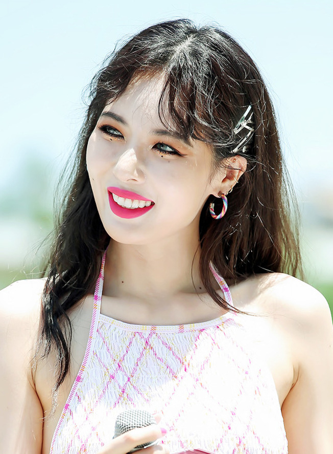 Đ&atilde; quen với phấn son, Hyuna g&acirc;y cho&aacute;ng với qu&aacute; tr&igrave;nh tẩy trang: C&agrave;ng k&eacute;o xuống c&agrave;ng lộ mặt mộc mỹ miều - Ảnh 8.