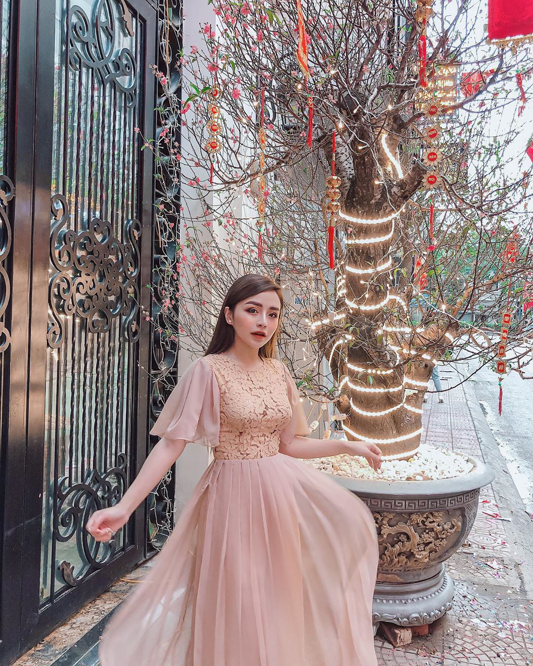 Street style Tết của hội hot girl sành mặc Instagram: Dù diện áo dài hay váy áo kiểu cách cũng đều sang chảnh, xinh tươi hết nút - Ảnh 12.