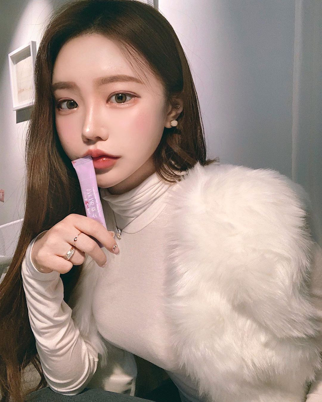 7 loại son b&igrave;nh d&acirc;n l&acirc;u tr&ocirc;i gi&uacute;p c&aacute;c n&agrave;ng thỏa sức &ldquo;quẩy&rdquo; dịp đầu năm  - Ảnh 1.